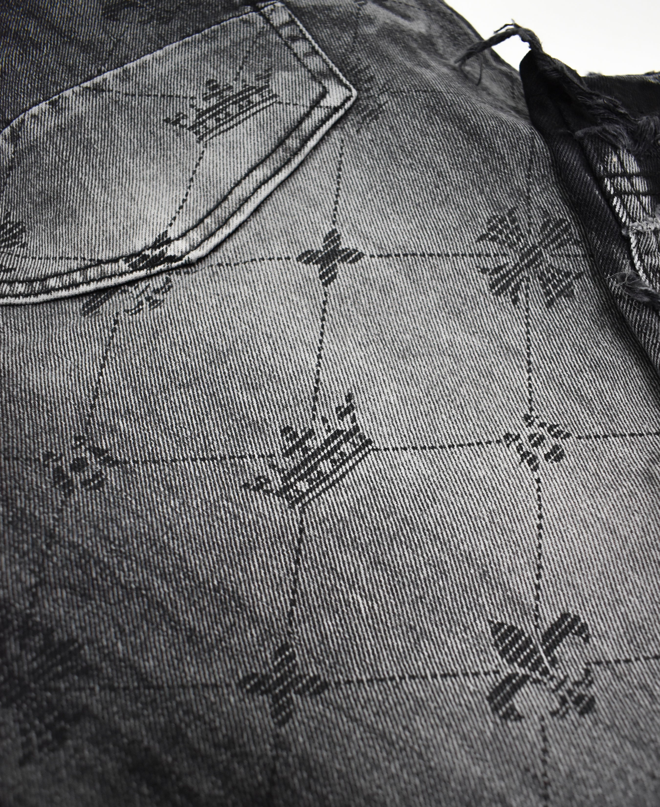 T4001 Distressed Print Denim